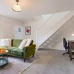 Blandford House With Free Parking, Fast Wifi, Smart Tv With Netflix And Private Garden By Yoko Property