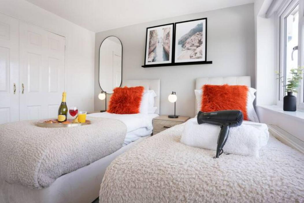 Blandford House: Garden Retreat With Smart Amenities Holiday home